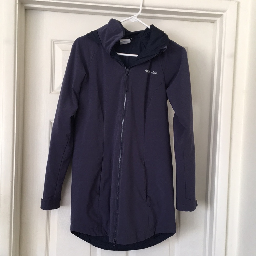 Woman’s Columbia rain jacket with hood and pockets.